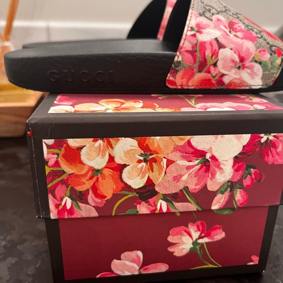 EUC Gucci Bloom Slides size 36 box included - Picture 3 of 4